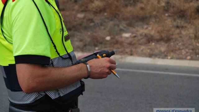 Un agente de los Mossos con un test de alcoholemia / MOSSOS