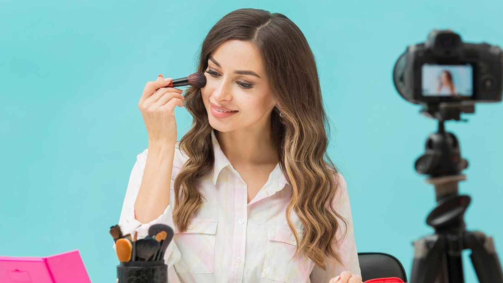 Una chica se graba para un tutorial de maquillaje online / FREEPIK