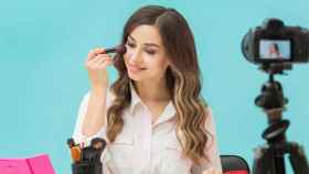 Una chica se graba para un tutorial de maquillaje online / FREEPIK