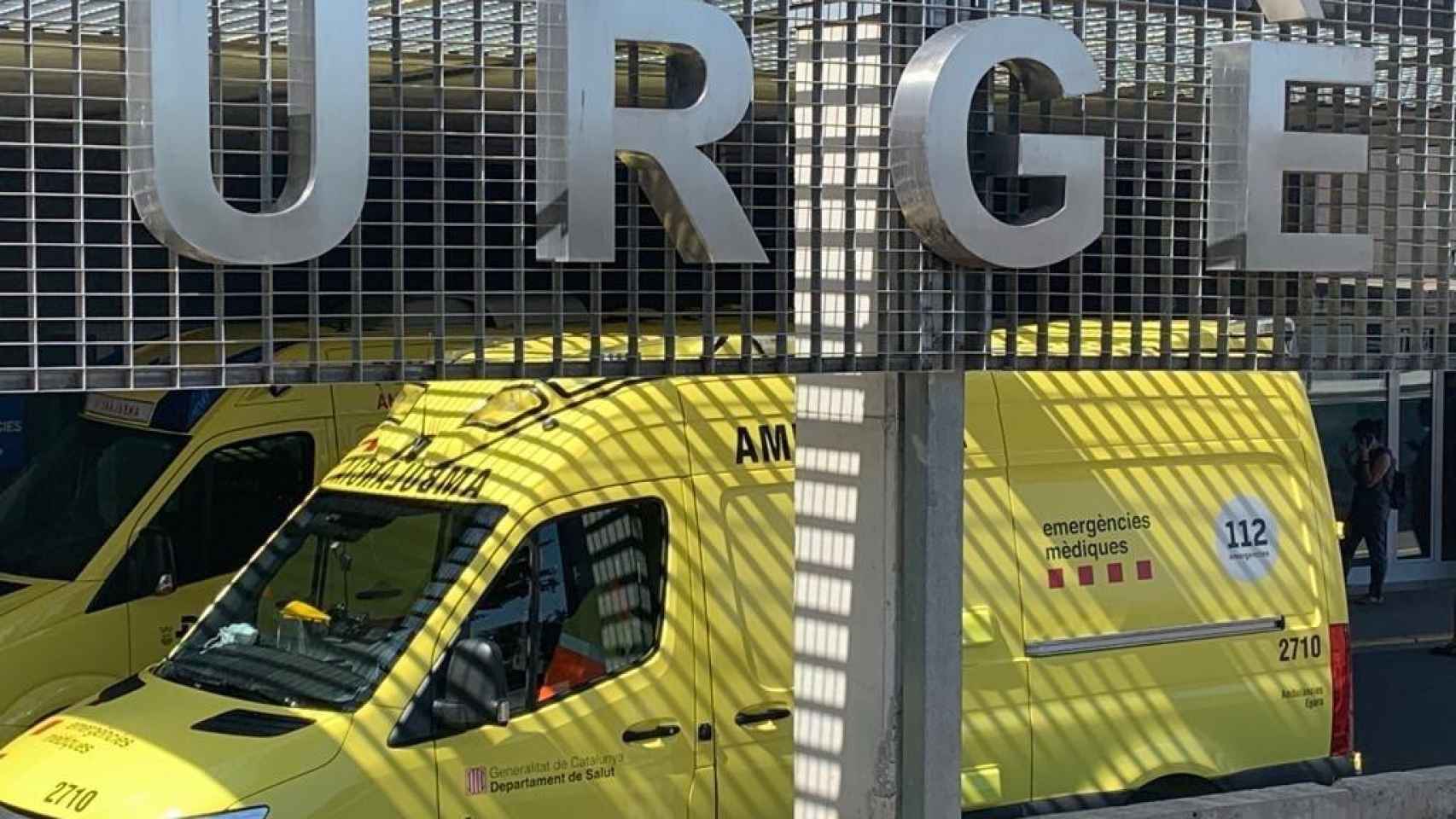 Una ambulancia en el área de urgencias del Hospital Universitario Arnau de Vilanova de Lleida / EP