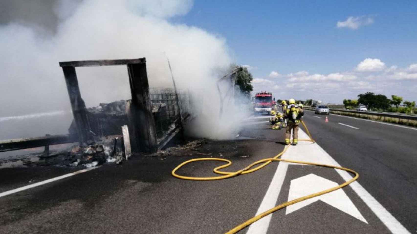 Un camión en llamas en medio de la carretera en Lleida / BOMBERS