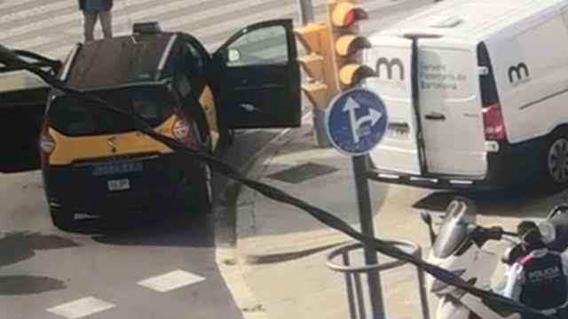 El taxi donde falleció la víctima en L'Hospitalet / CG