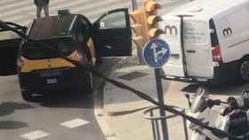 El taxi donde falleció la víctima en L'Hospitalet / CG