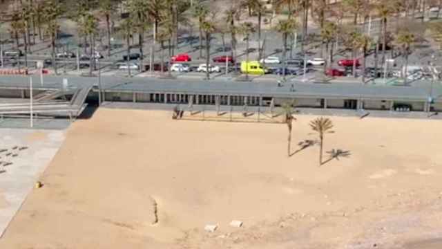 Vista de la playa del Fòrum de Barcelona desde el helicóptero de Mossos / MOSSOS