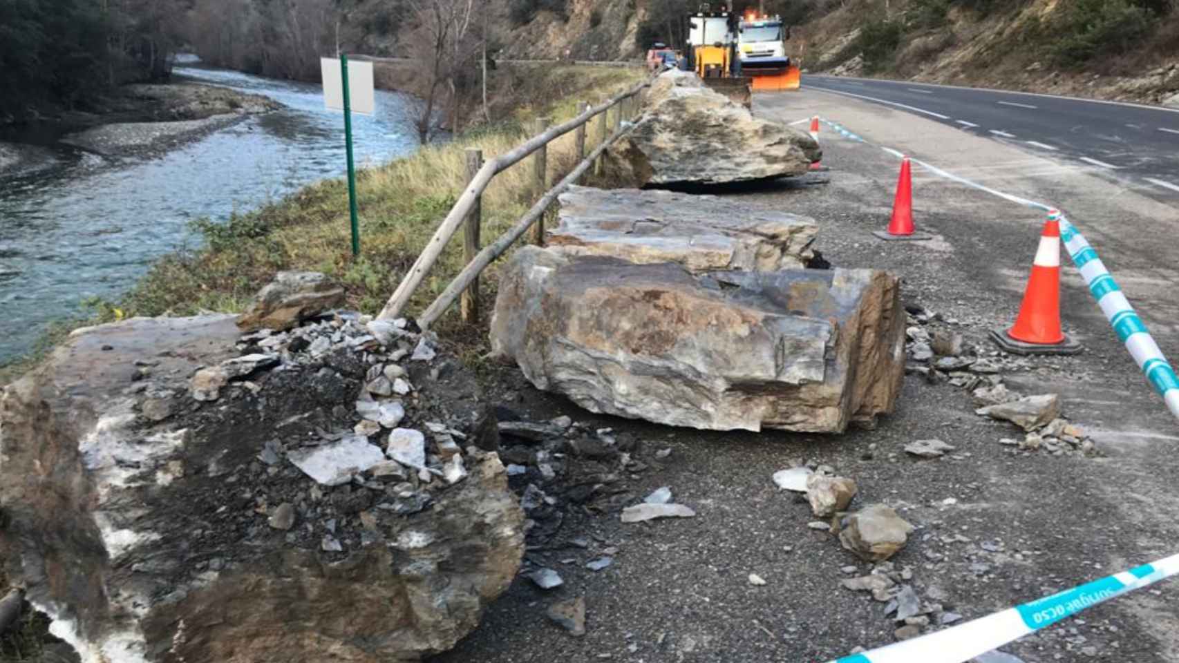 Desprendimiento de rocas en la carretera entre Rialp y Llavorsí / @IsidreGavin