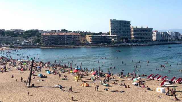 La playa de Riells, en l'Escala, ha recuperado la normalidad después del trágico suceso / CG