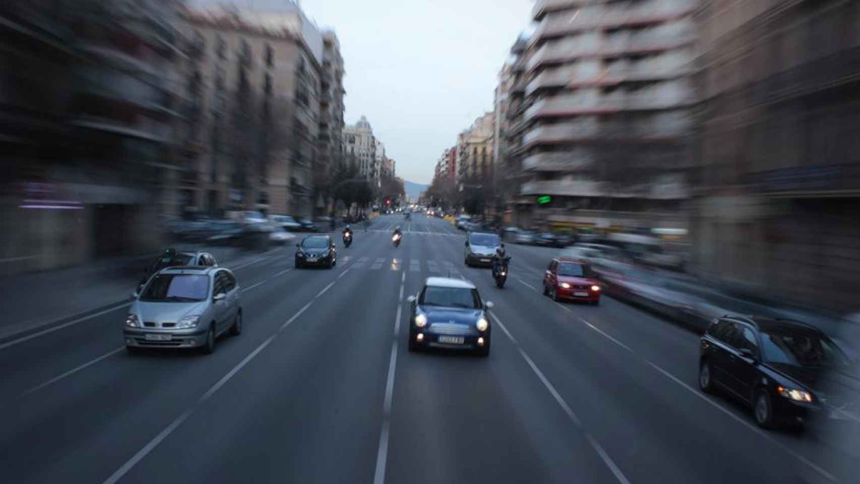 Vehículos circulando por las calles de Barcelona / PIXABAY