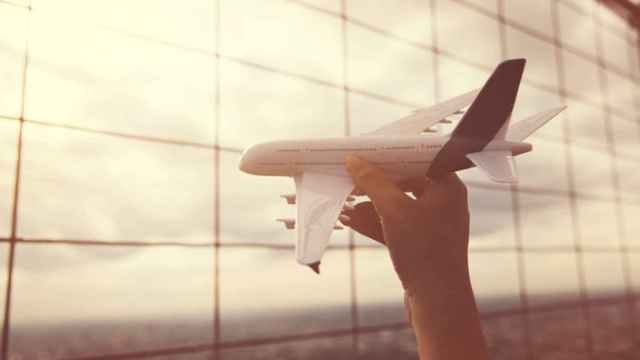 Un avión de juguete en un aeropuerto / FREEPIK