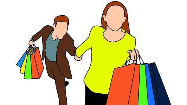 Una pareja comprando en rebajas / PIXABAY