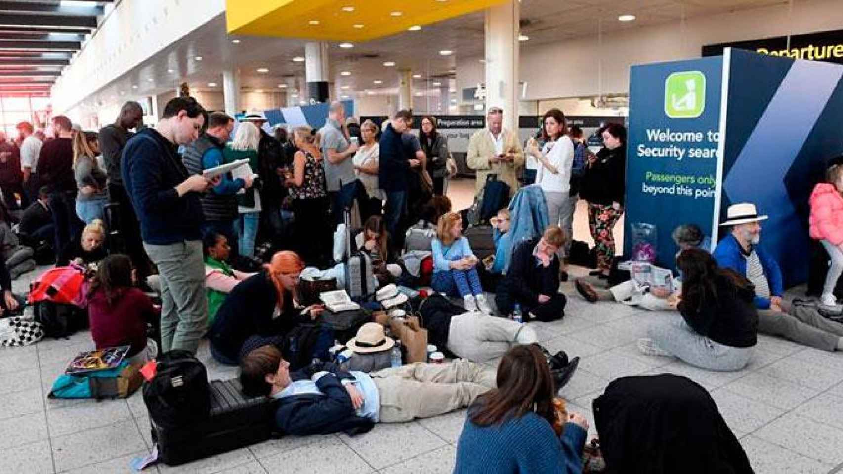 Varios pasajeros esperan en el aeropuerto de Gatwick, Londres, cerrado por la presencia de drones / EFE