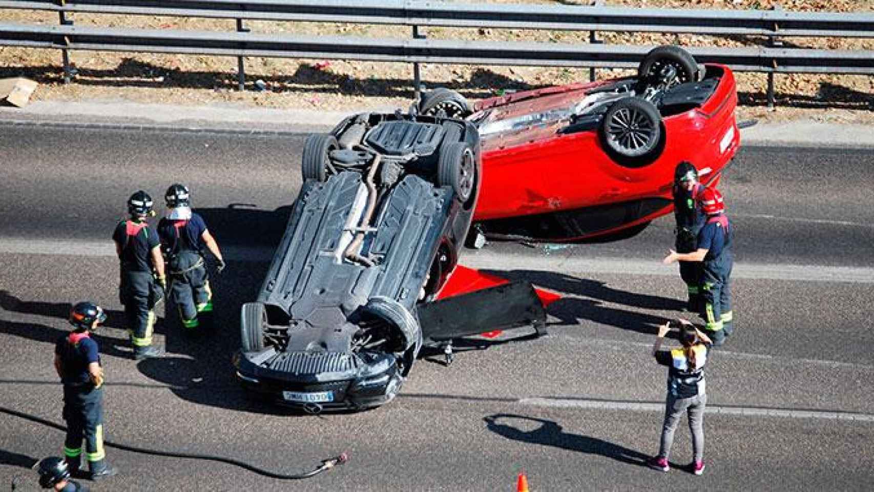 Dos coches tras sufrir un accidentes de tráfico, en una imagen de archivo / EFE