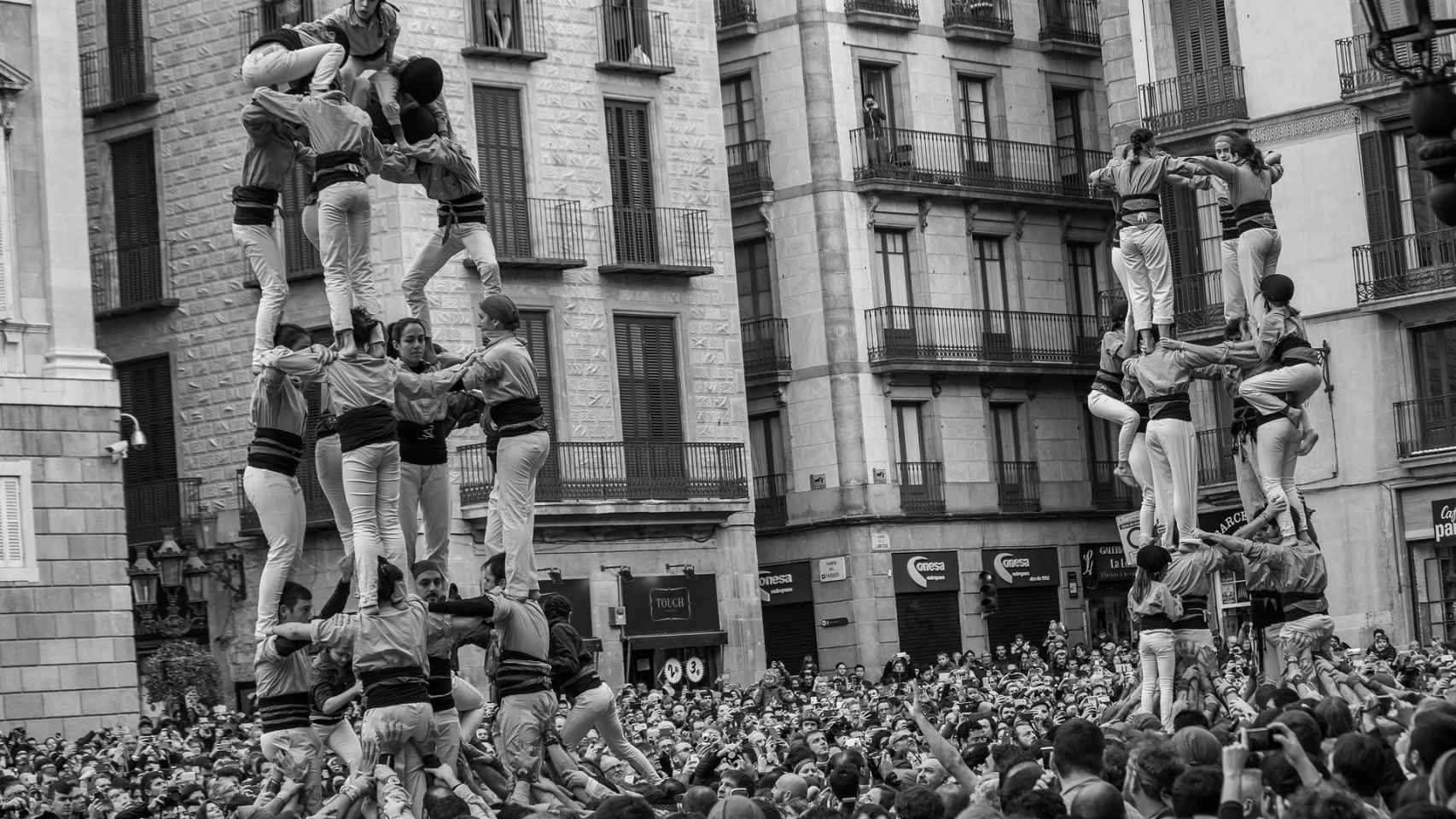 Un grupo de personas haciendo un Castell (Barcelona) / PIXABAY