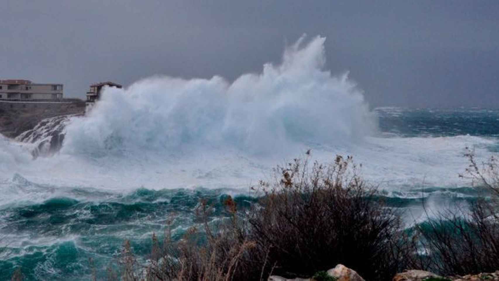 Imagen del temporal que azota este lunes a la isla balear de Menorca / Itziar