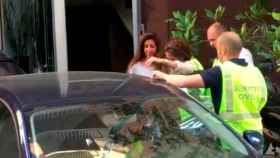 La esposa de Sandro Rosell entra en un coche policial / EFE