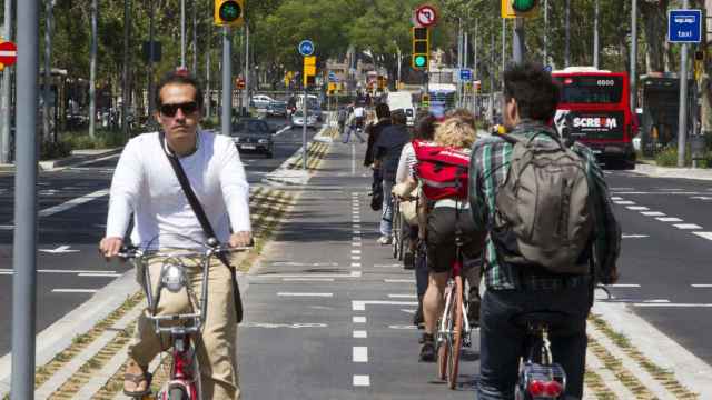 Varios ciclistas en un carril 'bici' del paseo de Sant Joan, junto a la plaza Tetuan de Barcelona / EFE