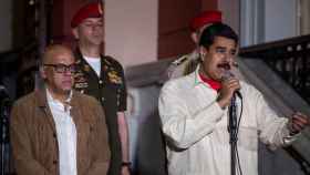 El presidente de Venezuela Nicolás Maduro (d) aseguró el lunes que el proceso de diálogo abierto en el país es positivo / EFE