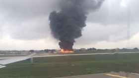 Una columna de humo producida por una avioneta estrellada en el aeropuerto de Malta / TWITTER