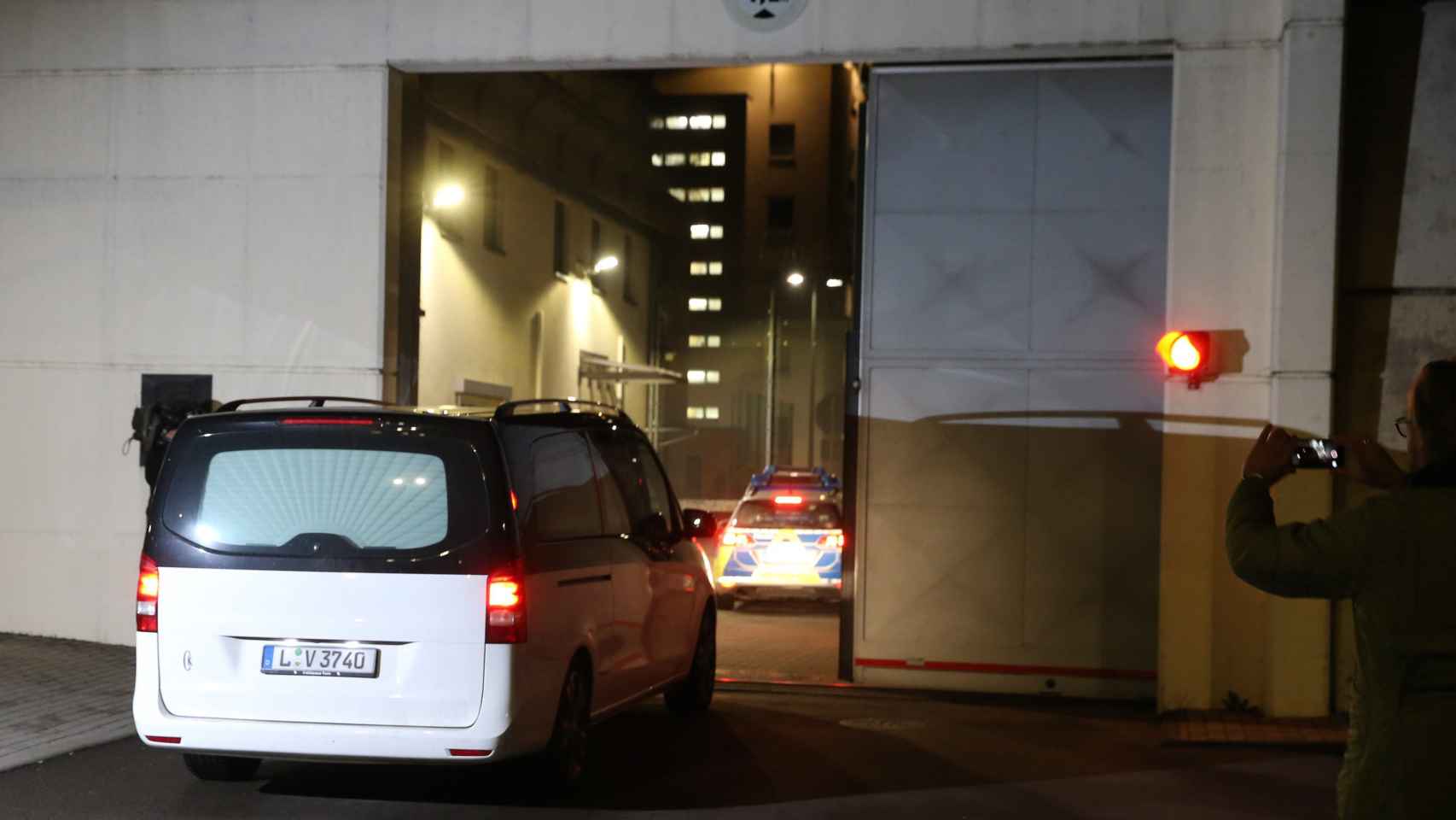 Un coche fúnebre entra en la prisión de Leipzig, dónde ha sido encontrado muerto en su celda el presunto yihadista detenido el lunes / EFE