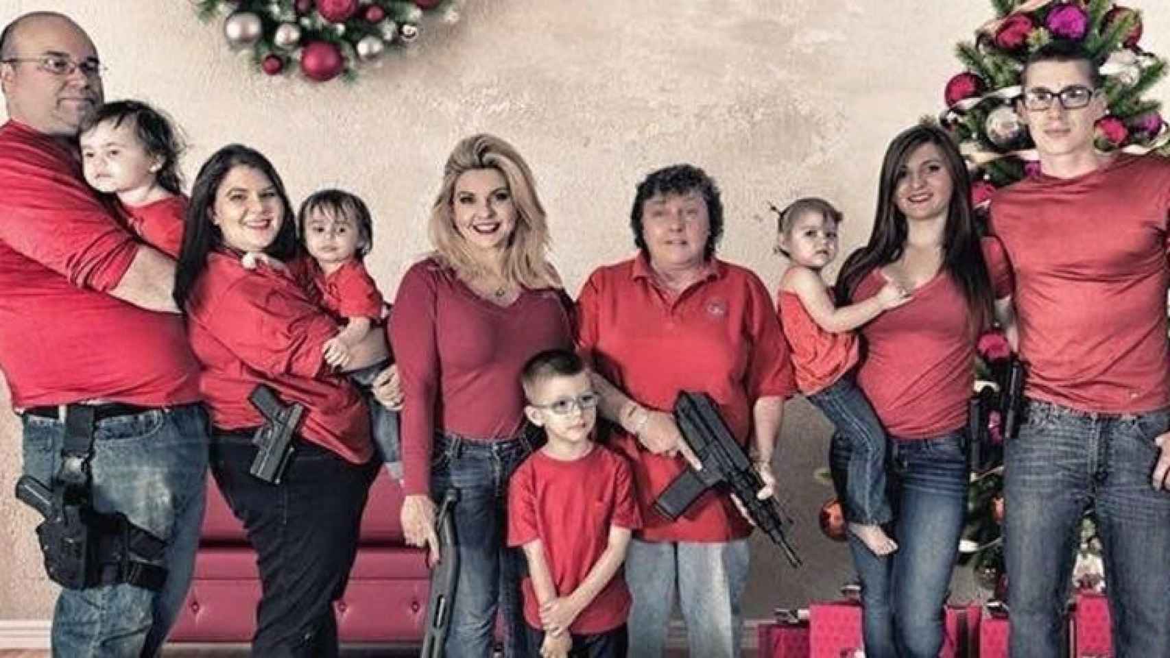 La congresista republicana del Estado de Nevada, Michele Fiore, con su familia portando armas / EP