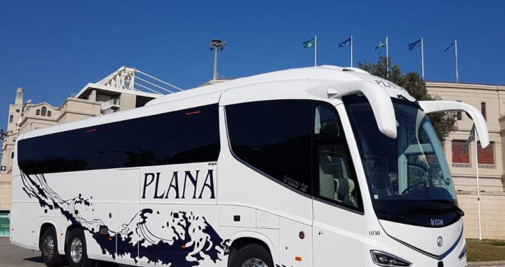 Un autobús de la empresa Plana, que transportaba a 60 menores a la escuela / PLANA