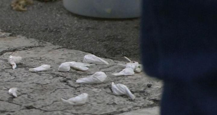 Dosis de droga en el suelo, durante la operación de los Mossos d'Esquadra en el barrio de Sant Roc