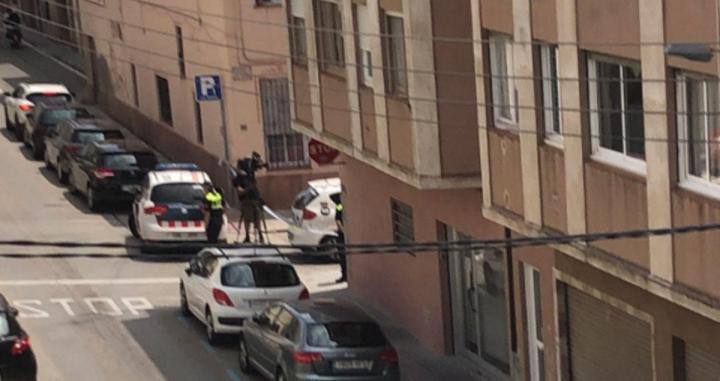 Dos patrullas de Mossos d'Esquadra durante el operativo en Mataró