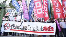 Manifestación de los sindicatos contra el ERE de Caixabank, uno de los ajustes de empleo de la banca / EP