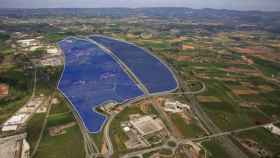 Terrenos sobre los que se construirá la planta fotovoltaica (derecha) junto al centro LOGIS Montblanc (izquierda) / CIMALSA