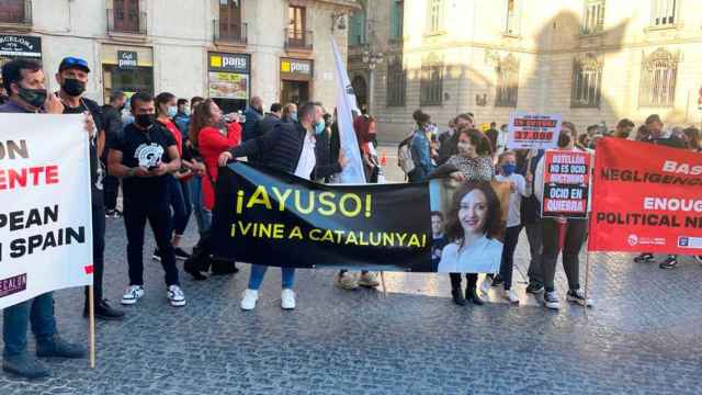 Manifestantes, con una pancarta que reza Ayuso, ¡ven a Cataluña! / CG