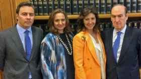 Dimas Gimeno (izquierda) con sus primas Marta y Cristina Álvarez / EUROPA PRESS