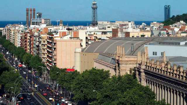Imagen aérea de la avenida Paral·lel de Barcelona, donde Brookfield construirá una residencia de estudiantes / AJBCN