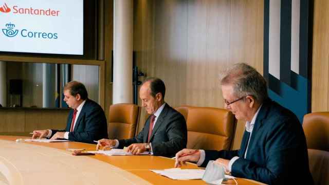 Banco Santander y Correos se alían para ofrecer la retirada e ingreso de efectivo / EP