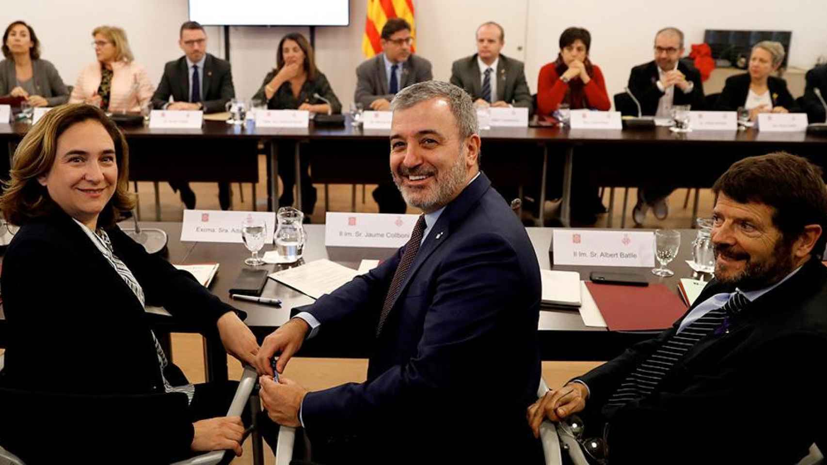 La alcaldesa de Barcelona de Barcelona, Ada Colau (i), junto a los teniente de alcalde Jaume Collboni (c) y Albert Batlle (d), al inicio de la reunión de la comisión mixta Generalitat-Ayuntamiento de Barcelona / EFE