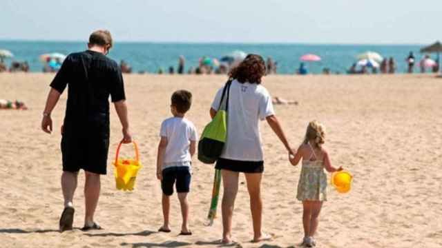Imagen de una familia de vacaciones en la playa / CG