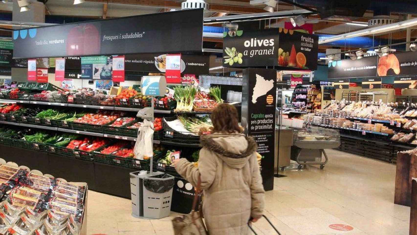 Una mujer de compras en un supermercado de Barcelona / EFE