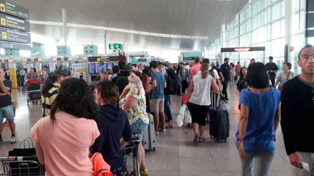 Colas en la Terminal T1 del aeropuerto de El Prat este viernes / CG