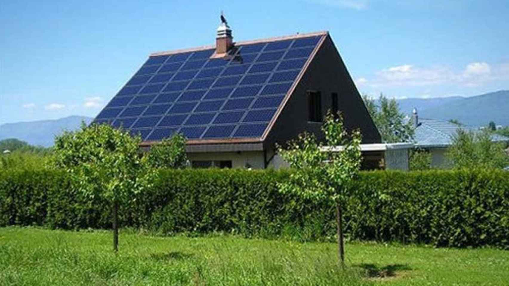 Paneles solares en el techo de una casa