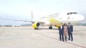 El avión con el lema 'Vueling loves Barcelona' de Vueling, que alcanza 100 millones de pasajeros operados por la compañía en El Prat / CG