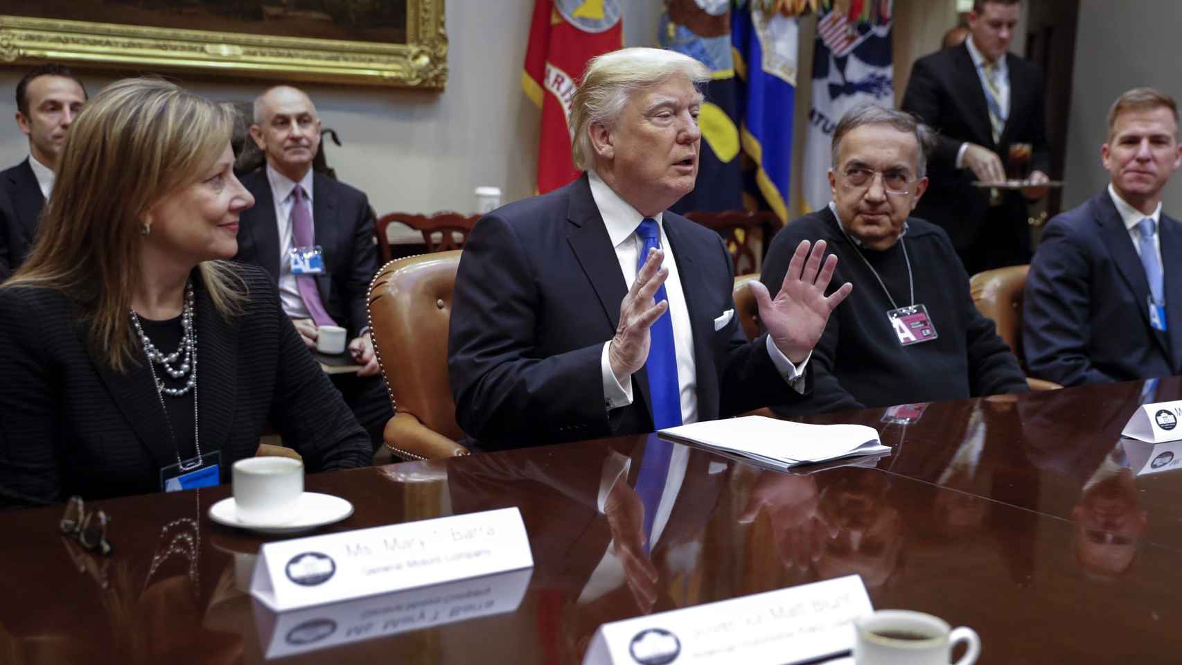 Donald Trump en la Casa Blanca entre Mary Barra (General Motors) y Sergio Marchionne (Fiat) / EFE