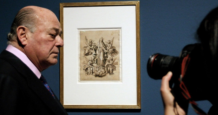El financiero Juan Abelló en una imagen de archivo junto a una de las obras de arte de su colección particular / EFE