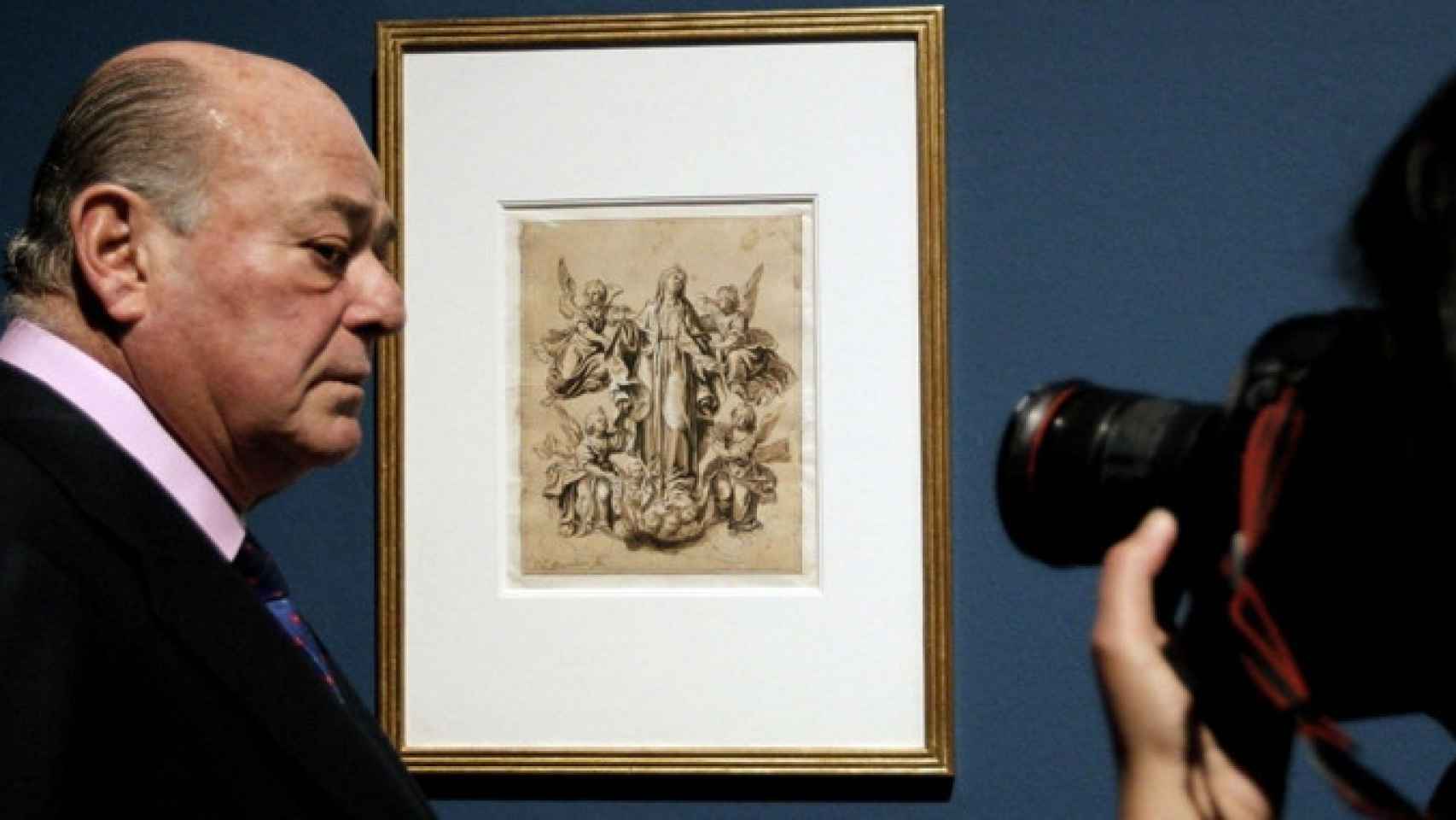 El financiero Juan Abelló en una imagen de archivo junto a una de las obras de arte de su colección particular / EFE