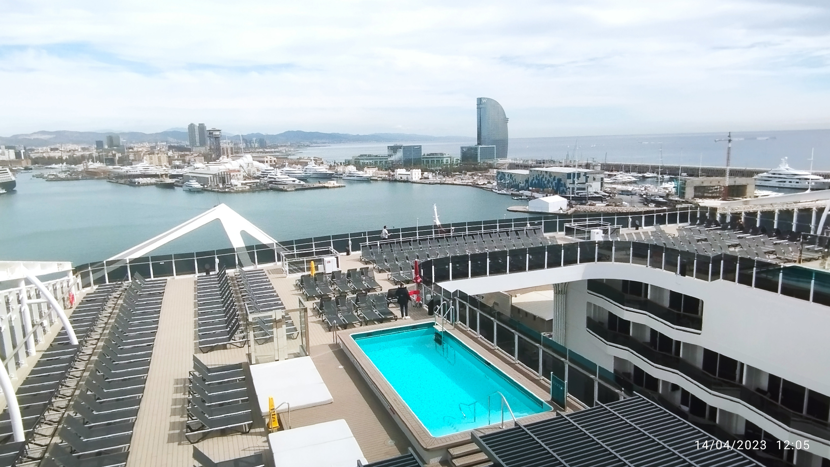 Una de las piscinas del MSC World Europa con Barcelona de fondo / VR - CG