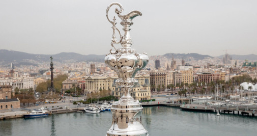 Imagen del trofeo de la Copa América, la 'Auld mug', con el Port Vell de fondo / Cedida