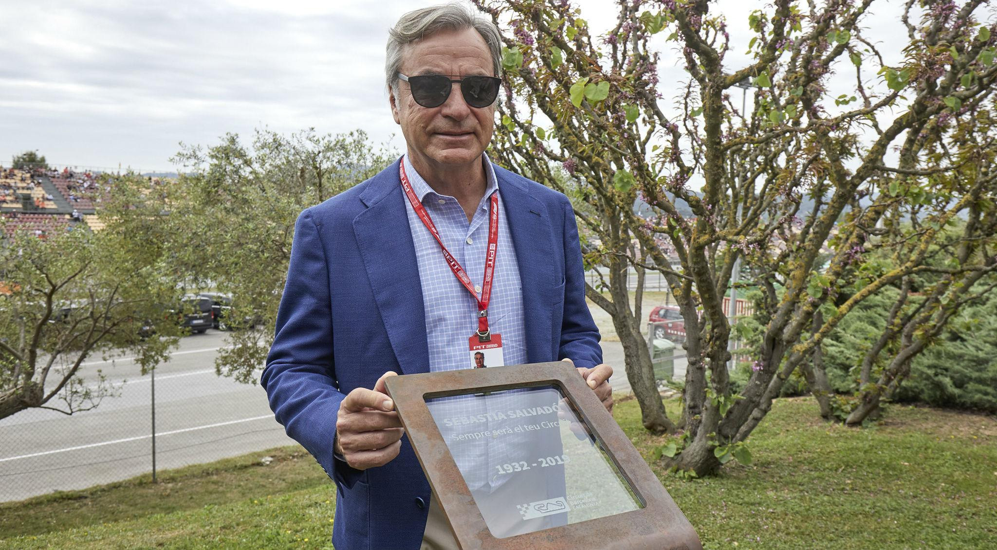 Carlos Sáinz ante la placa conmemorativa a Sebastià Salvadó / CIRCUIT DE CATALUÑA