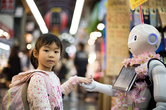Una niña y un robot / UNSPLASH
