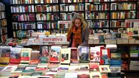Una mujer examina libros en una tienda, en una imagen de archivo / EFE