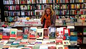 Una mujer examina los libros en una tienda / EFE