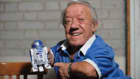 El actor Kenny Baker dio vida al androide R2-D2 de 'Star Wars'.
