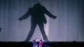 Sombra de Michael Jackson en un escenario.