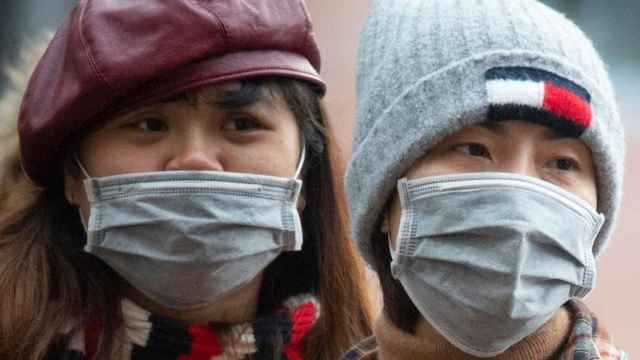 Dos jóvenes asiáticos con máscaras quirúrgicas ante el brote del coronavirus / EUROPA PRESS